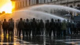 Idranti per disperdere tentativo di occupazione: quattro persone portate in questura alla stazione di Padova